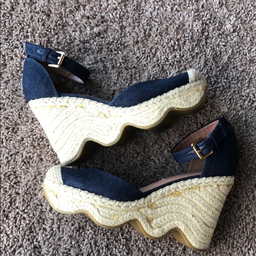 Like New BCBG Wedges